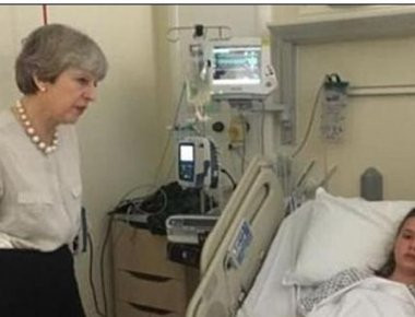 Η Τερέζα Μέι βρίσκεται στο πλευρό 14χρονης που νοσηλεύεται μετά το τρομοκρατικό χτύπημα (φωτό, βίντεο)